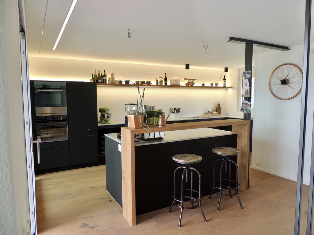 Moderne Küche in Schwarz und Holz